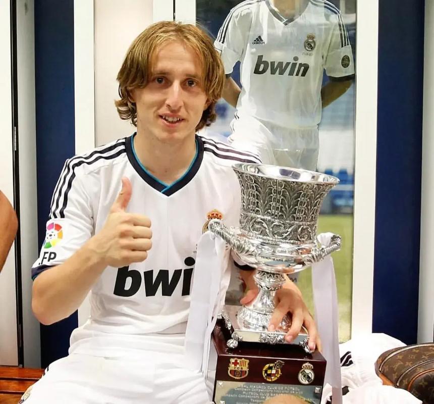 太阳报：德米凯利斯带孩子游泳时遇到洋流，在路人帮助下获救