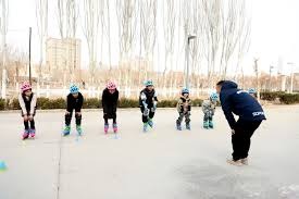 你接住球了吗？又牵住她／他的手了吗＂